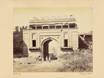 Futtypore Sikri; Elefanttornet, sett genom Elefantporten av Samuel Bourne