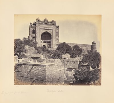 Fatehpur Sikri; den stora porten, sedd från byn av Samuel Bourne