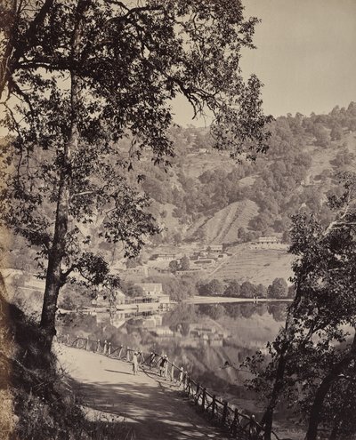 Hyree-sjön. Bergsstation i Himalaya. Vy över Taj-sjön med samlingslokaler, Lhutse av Samuel Bourne