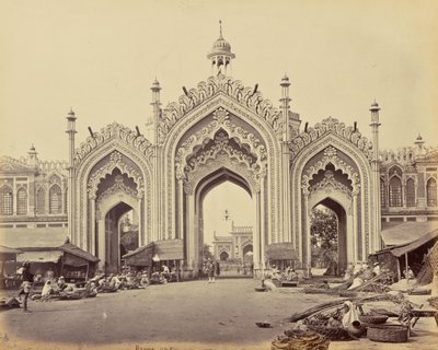 Lucknow; porten till Hooseinabadbasaren av Samuel Bourne