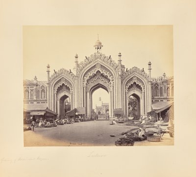 Lucknow; Porten till Hooseinabadbasaren av Samuel Bourne