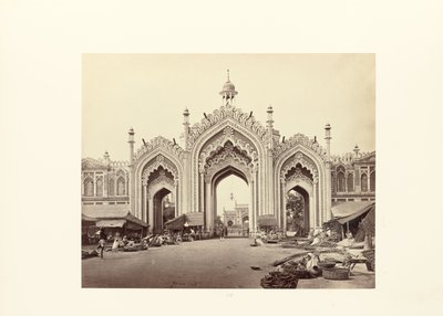 Lucknow; porten till Hooseinabadbasaren av Samuel Bourne