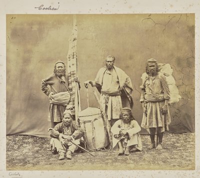 [Bergsarbetare i Shimla med Khiltas och Dandy] av Samuel Bourne