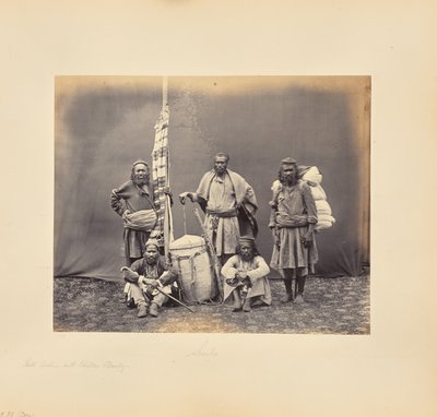 Bergarbetare i Shimla med khiltas och bärstol av Samuel Bourne