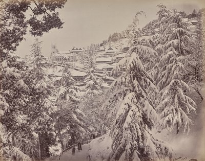 Shimla. Utsikt över kyrkan från Mount Jakko mot väster med en del av Mall på vintern av Samuel Bourne