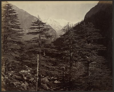 Snöklädda toppar nära Gangotri, från Bhairamghati av Samuel Bourne