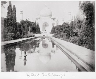 Taj Mahal, från ingångsporten av Samuel Bourne