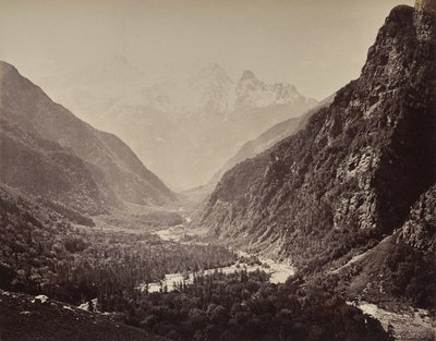 Övre Himalaya. Utsikt över dalen från Fallaldasa med Srikanta-topparna i fjärran av Samuel Bourne