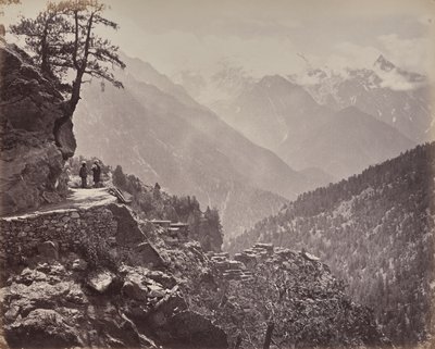 Övre Himalaya. Vy över den nya vägen mellan Indien och Kina. Mount Pangi med Kinas snötäckta toppar i fjärran av Samuel Bourne
