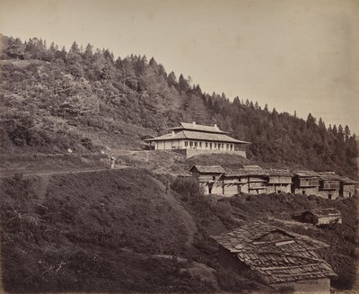 Övre Himalaya. Byn Harkundu med resandebungalow i ett rasthem av Samuel Bourne