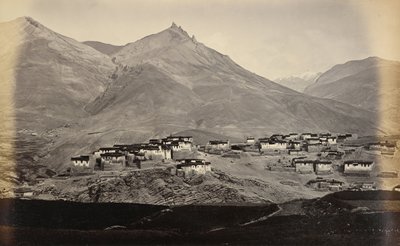 Byn Kibber, Spiti, med Chikkim i bakgrunden av Samuel Bourne