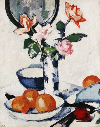 Rosa och mandarinrosor i en blå och vit bägarevas med apelsiner i en skål och en svart solfjäder, ca. 1924 av Samuel John Peploe