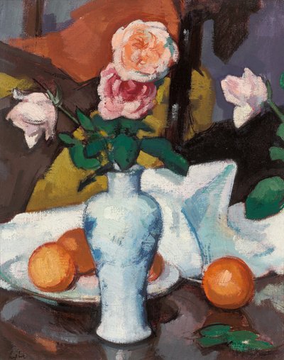 Rosor i en vas med apelsiner och en vit duk, av Samuel John Peploe