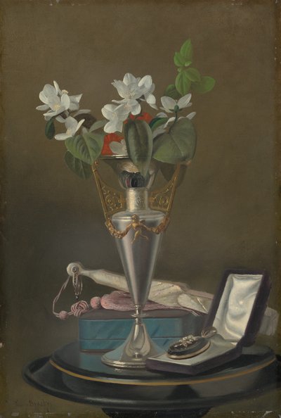 Stilleben med fläkt och hängsmycke av Samuel Marsden Brookes