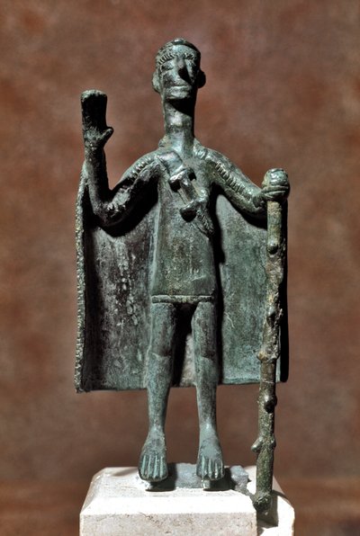 Nuragisk kultur (nuraghi) Sardinian: bronsstatyett av resenär som håller en pinne och täckt med en udde. 700-talet f.Kr. Cagliari, National Archaeological Museum, Sardinien, Italien av Sardinia Nuragic Civilization