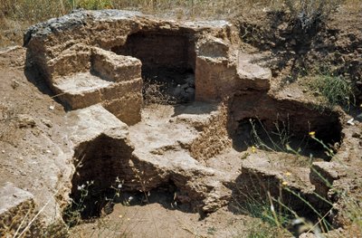 Nuragisk kultur (nuraghi) Sardinian: ruinerna av den pre-nuragiska staden på den megalitiska platsen Anghelu Ruju: det centrala tornet. 1900-talet f.Kr. Alghero, Sardinien, Italien av Sardinia Nuragic Civilization