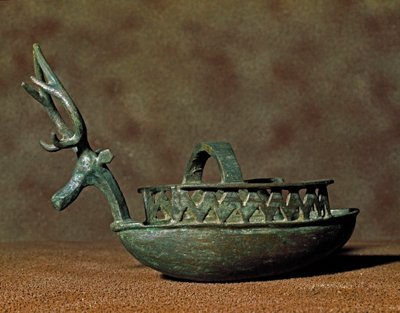 Nuragisk kultur (nuraghi) Sardinian: skulptur i form av en båt med figurer av ett rådjurshuvud i brons. 700-talet f.Kr. Cagliari, Museo Nazionale Archeologico, Sardinien, Italien av Sardinia Nuragic Civilization