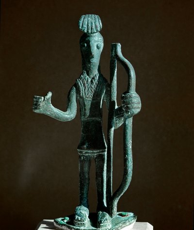 Nuragisk kultur (nuraghi) Sardinian: statyett av en krigare som drar en båge (spjut saknas) i brons. 700-talet f.Kr. Cagliari, National Archaeological Museum, Sardinien, Italien av Sardinia Nuragic Civilization
