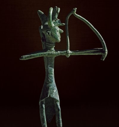Nuragisk kultur (nuraghi) Sardinian: statyett av krigare som drar en bronsbåge. 700-talet f.Kr. Cagliari, National Archaeological Museum, Sardinien, Italien av Sardinia Nuragic Civilization