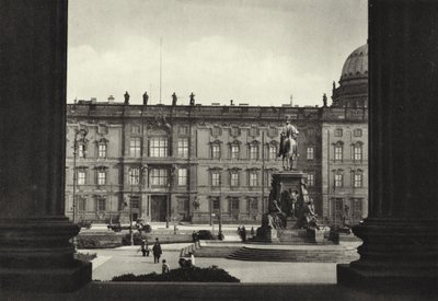 Berlin: Utsikt över slottet och Lustgarten; Utsikt över det kungliga palatset och Lustgarten (s/v foto) av Sasha Stone