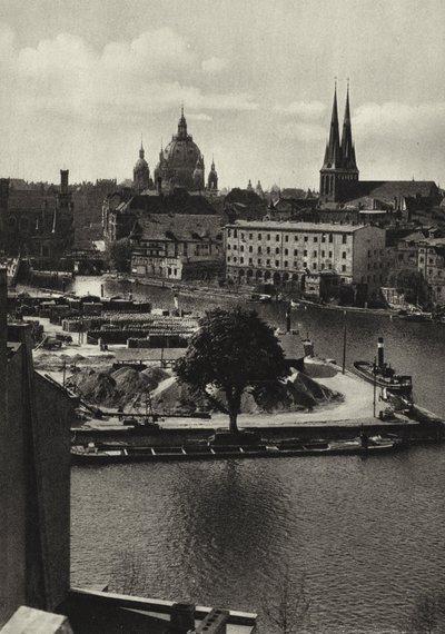 Berlin: Blick über die Spree zum Mühlendamm; Utsikt över Spree och Muhlendamm (s/v foto) av Sasha Stone