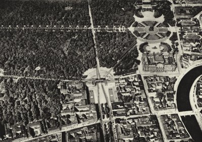 Berlin: Brandenburger Tor, flygfoto; Brandenburger Tor sett från ett flygplan (s/v foto) av Sasha Stone