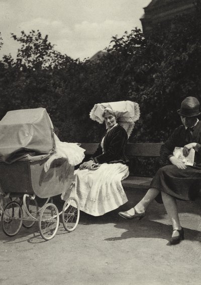 Berlin: Kindermadchen; Sjuksköterska (s/v foto) av Sasha Stone