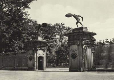 Berlin: Slottet Charlottenburg, ingång; Charlottenburg Palace, entré (s/v foto) av Sasha Stone