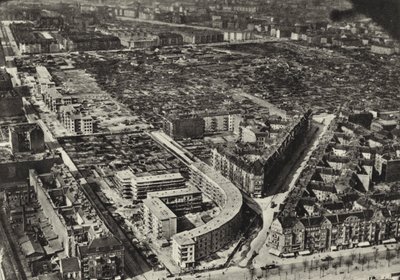 Berlin: Schonlankerstrasse, bostadshus; Bostadshus (s/v foto) av Sasha Stone