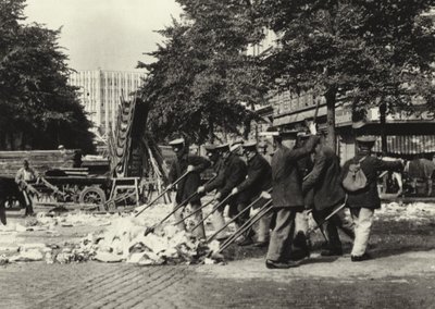 Berlin: Strassenfeger am Wittenberg-Platz; Street Sweepers på Wittenberg Platz (s/v foto) av Sasha Stone