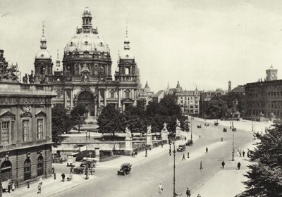 Berlin: Vor der Schlossbrucke; Framför Palace Bridge (s/v foto) av Sasha Stone