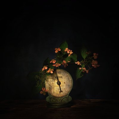 Mörkt blomsterstilleben med våg av Saskia Dingemans