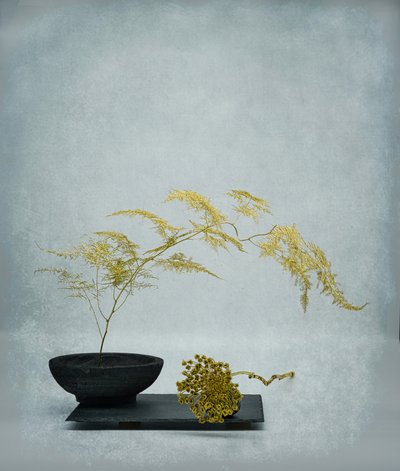 Guldfärgat ikebana-stilleben av Saskia Dingemans