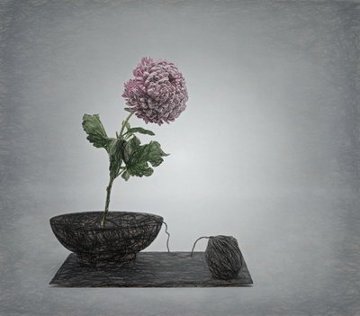 Stilleben med texturerad rosa blomma av Saskia Dingemans