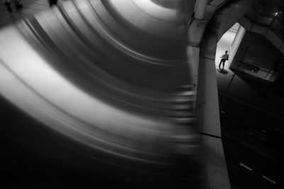 Böjd tunnelfigur av Satoshi Hata