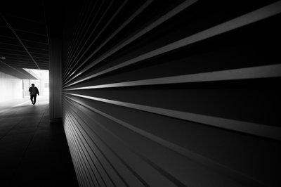 En ensam gestalt i tunneln av Satoshi Hata
