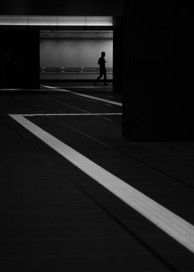 Ensam figur i undergången av Satoshi Hata