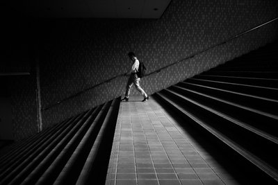 Man på en geometrisk trappa av Satoshi Hata