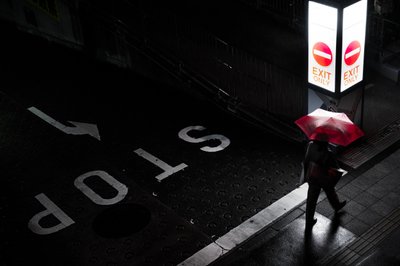 Nattvandring med röda paraplyer av Satoshi Hata