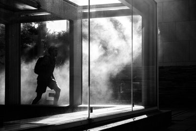 Rökig stadslöpare av Satoshi Hata