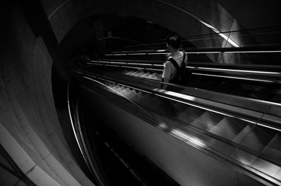 Ensam uppfärd med rulltrappa av Satoshi Hata