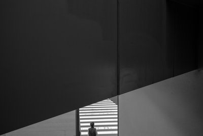 Ensam figur – urban geometri av Satoshi Hata