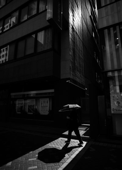 Urbant ljus och skugga av Satoshi Hata