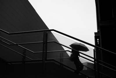 Stadsparaplypromenad av Satoshi Hata