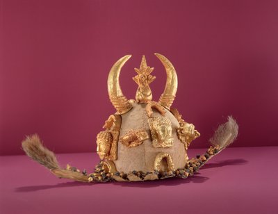 Asante-hjälm som bärs av tjänstemän, från Ghana (guld och djurhud) av School African