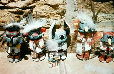 Kachina Dolls (blandade media) av School American