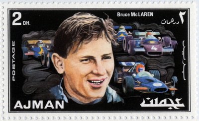 Emirates Arab Units stämpel som representerar den neozelandesiska bilföraren Bruce Mclaren (1937-1970) av School Arabic
