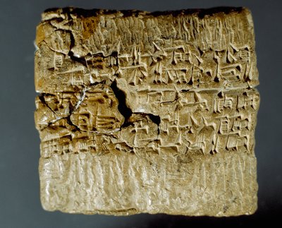 Assyrisk civilisation: graverad låda med kilskriftsfigurer om produktionen av två silvergruvor. Istanbul, arkeologiskt museum av School Assyrian