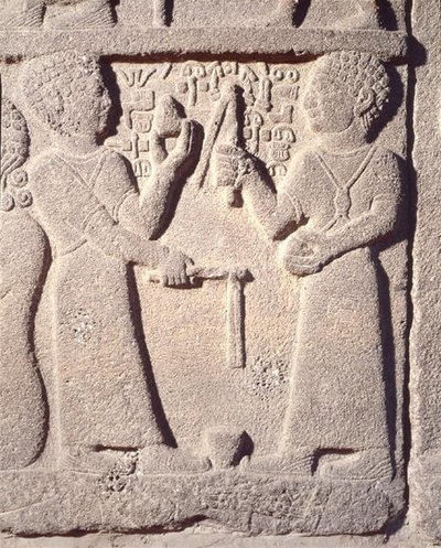Relief föreställande två pojkar som leker med en snurra, från Carchemish, Turkiet, Neo-Hittite av School Assyrian