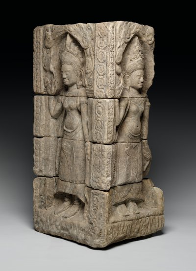 Hörnrelief med devatas, sent 1100-tidigt 1200-tal (sandsten) av School Bayon
